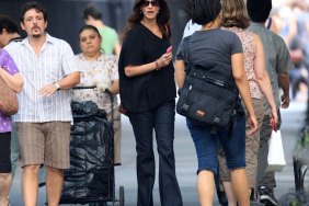 Julia Roberts, black top, jeans, blue sandals, sunglasses, bracelets, cell phone, bag